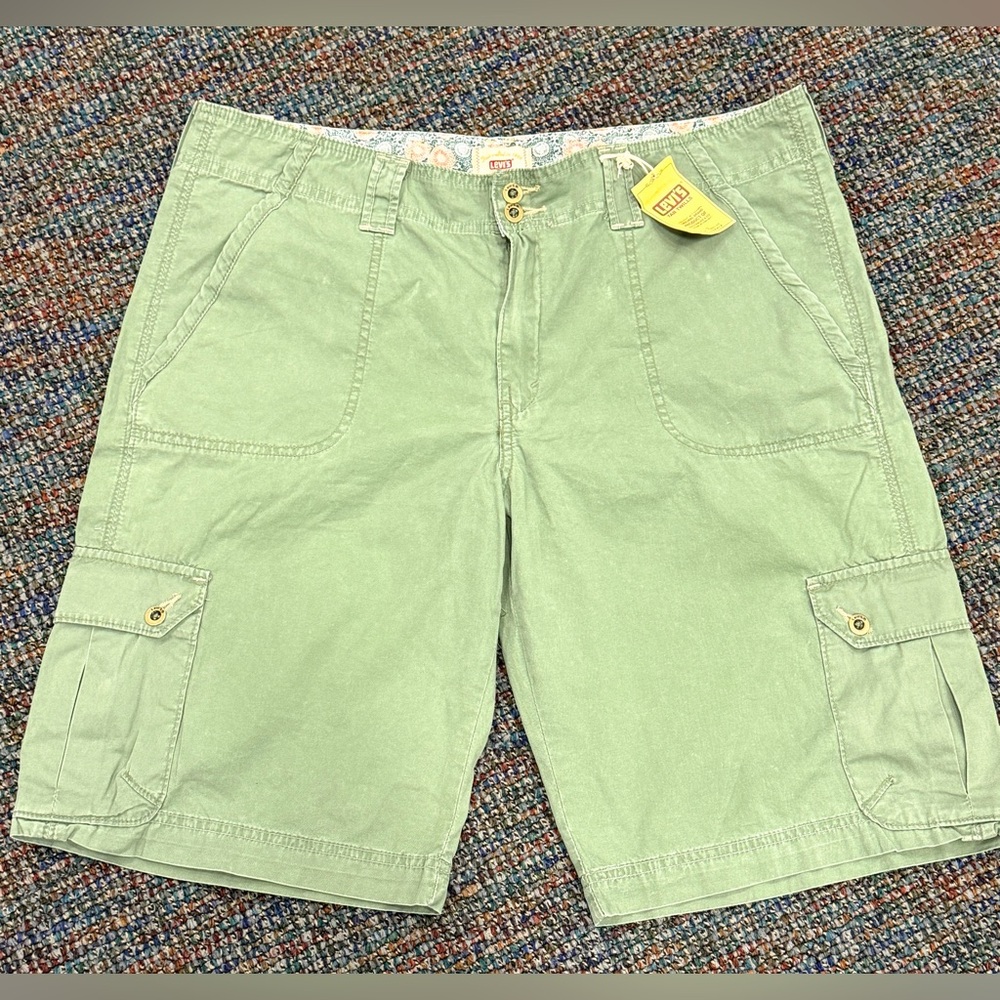 Levi’s Women’s Green Cargo Shorts (NWT)